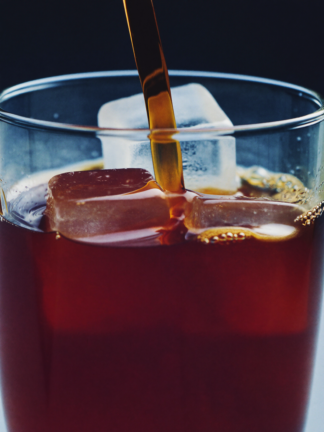 Cold brew BRUMA cayéndose sobre hielo en un vaso